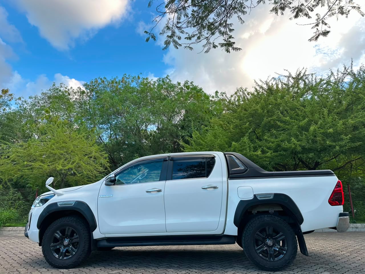 HILUX DOBLE CABIN thumbnail 3